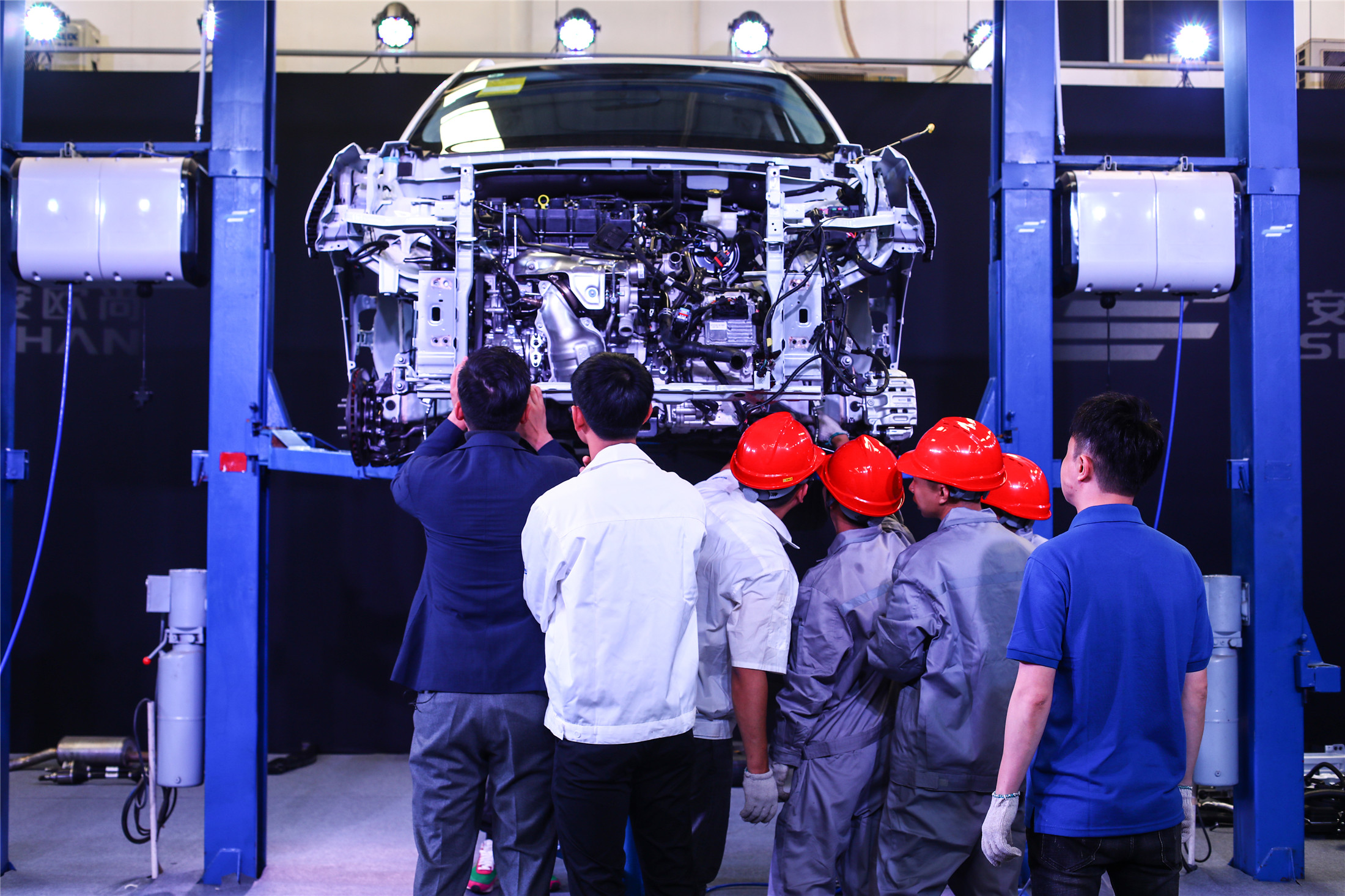 长安欧尚汽车两江智能工厂,众多体验官全程体验了四大一流工艺车间