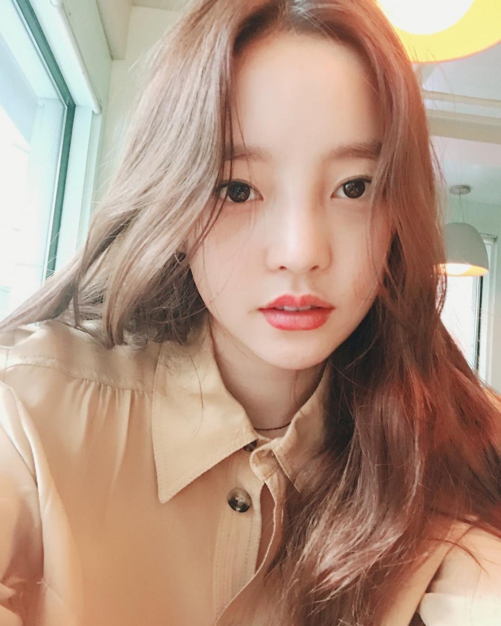 以韩国女团"kara"出道的具荷拉长相甜美,活泼的个性也让她在演艺圈