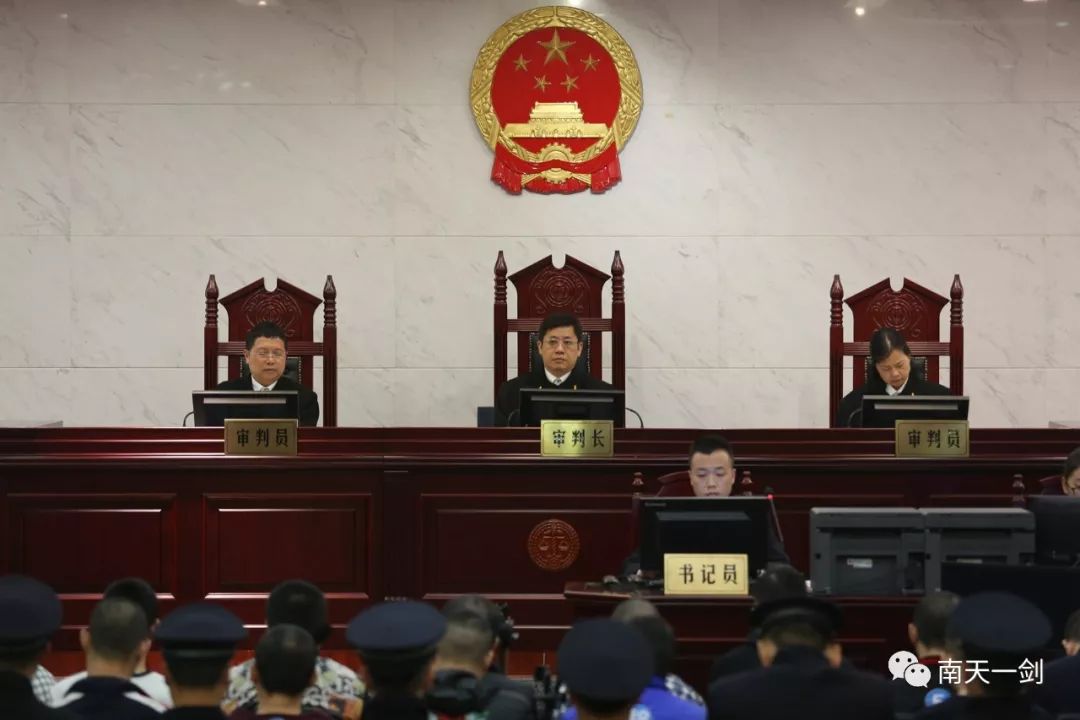 多名妇女被拐卖强迫卖淫长达十年桂林李兴勇等24人涉黑案开庭