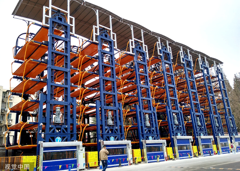 该智能停车位通过齿轮循环传送升降,利用空中空间,节省地面面积.