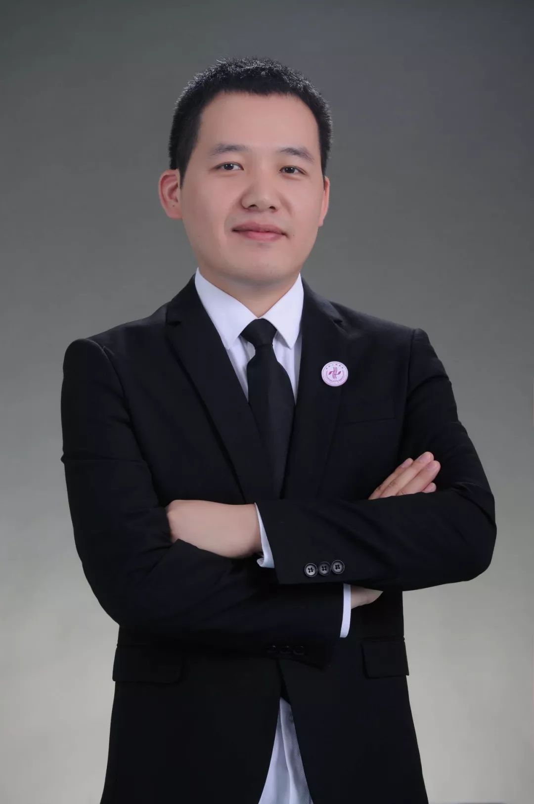 负责管床的李守峰大夫说"患者右足挫伤面积大污染严重,先一期修复血管