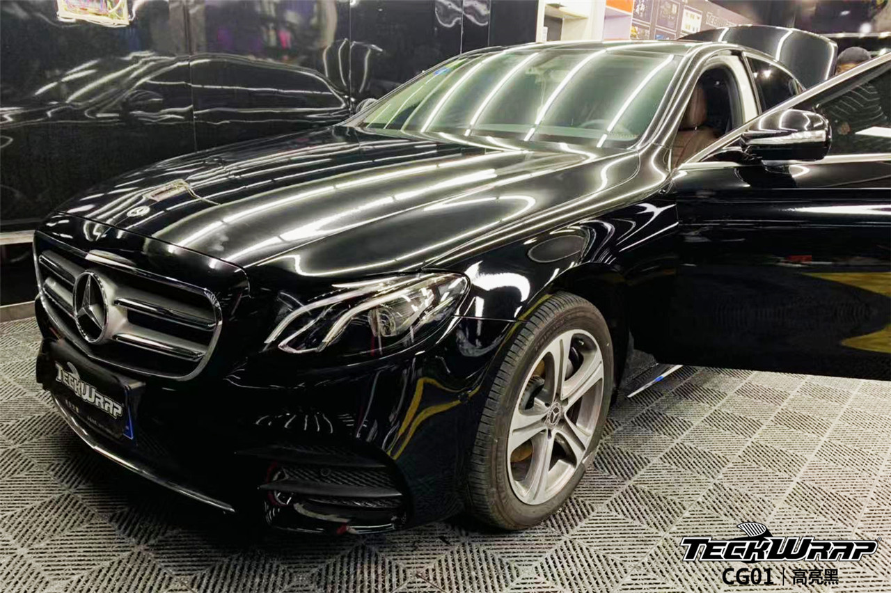 奔驰e200黑得发光更出彩teckwrap秃鹰汽车车身改色贴膜进口cg01高亮黑