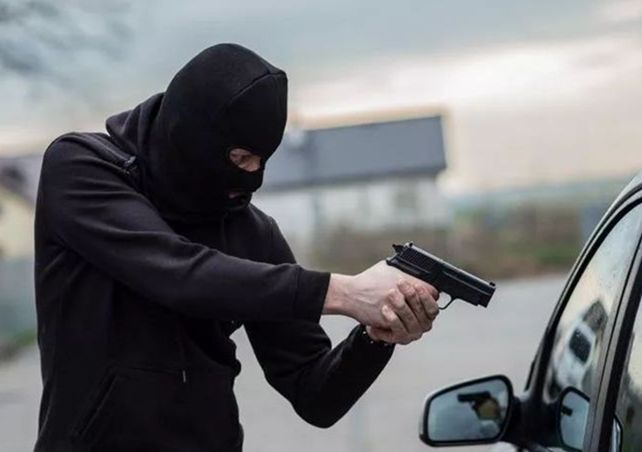 黑色奔驰被suv追尾,车主下车查看时枪顶住了脑门