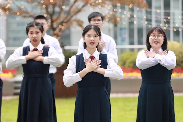 濠江中学师生与宋庆龄学校师生共拍庆澳门回归20周年电视片