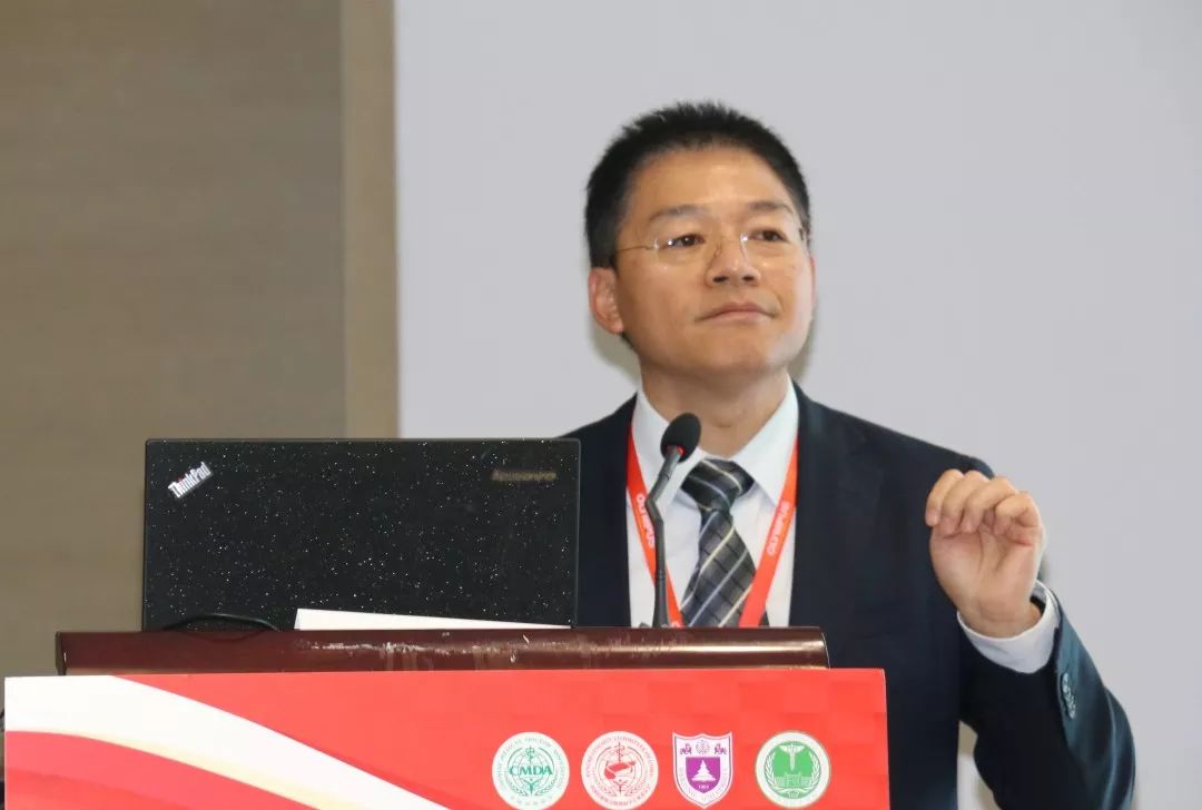 报告一:李维勤|急性胰腺炎的诊断陷阱:如何避免误诊和漏诊▲主持人对