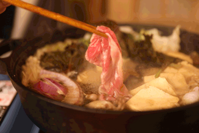 暖冬寿喜锅来袭用味增汤炖比脸还大的三文鱼头口口鲜嫩一秒到日本