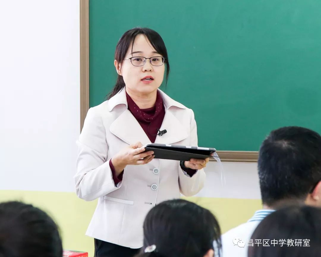 杜老师以作品中的删减段落为例,引领学生思考删减的依据与方法,进一步