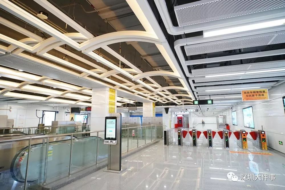 建"超越者8号"盾构机在怀德站盾构始发井缓缓转动刀盘并正式向前掘进