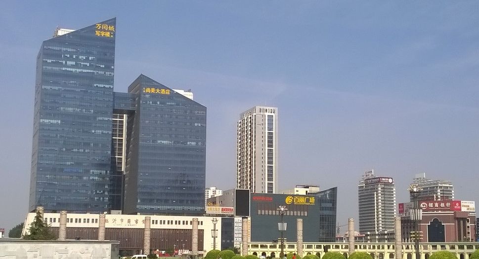 商场,市场购物一直是临沂老百姓的主要购物方式,从之前的西郊那一片