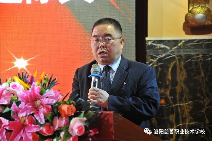 慈善教育无怨无悔,致敬慈善公仆!_贾国彪