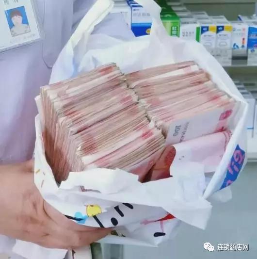 这位药店人出门就捡到满满一袋钱,捡钱后竟然做了这件事!