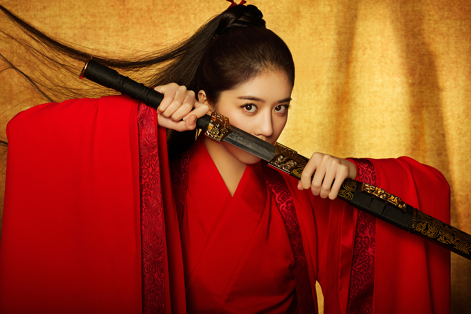 李凯馨一袭红衣又美又飒 尽显侠女风采