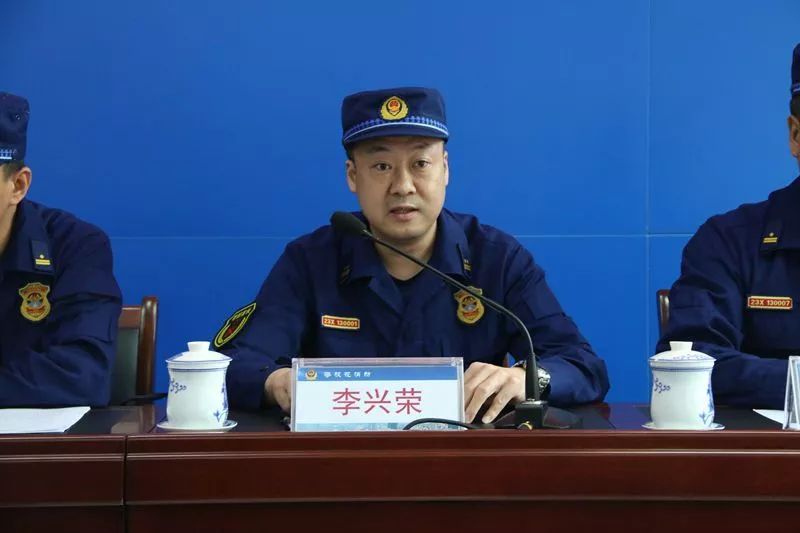 李兴荣支队长首先代表支队党委和全市消防指战员对新消防员的到来表示