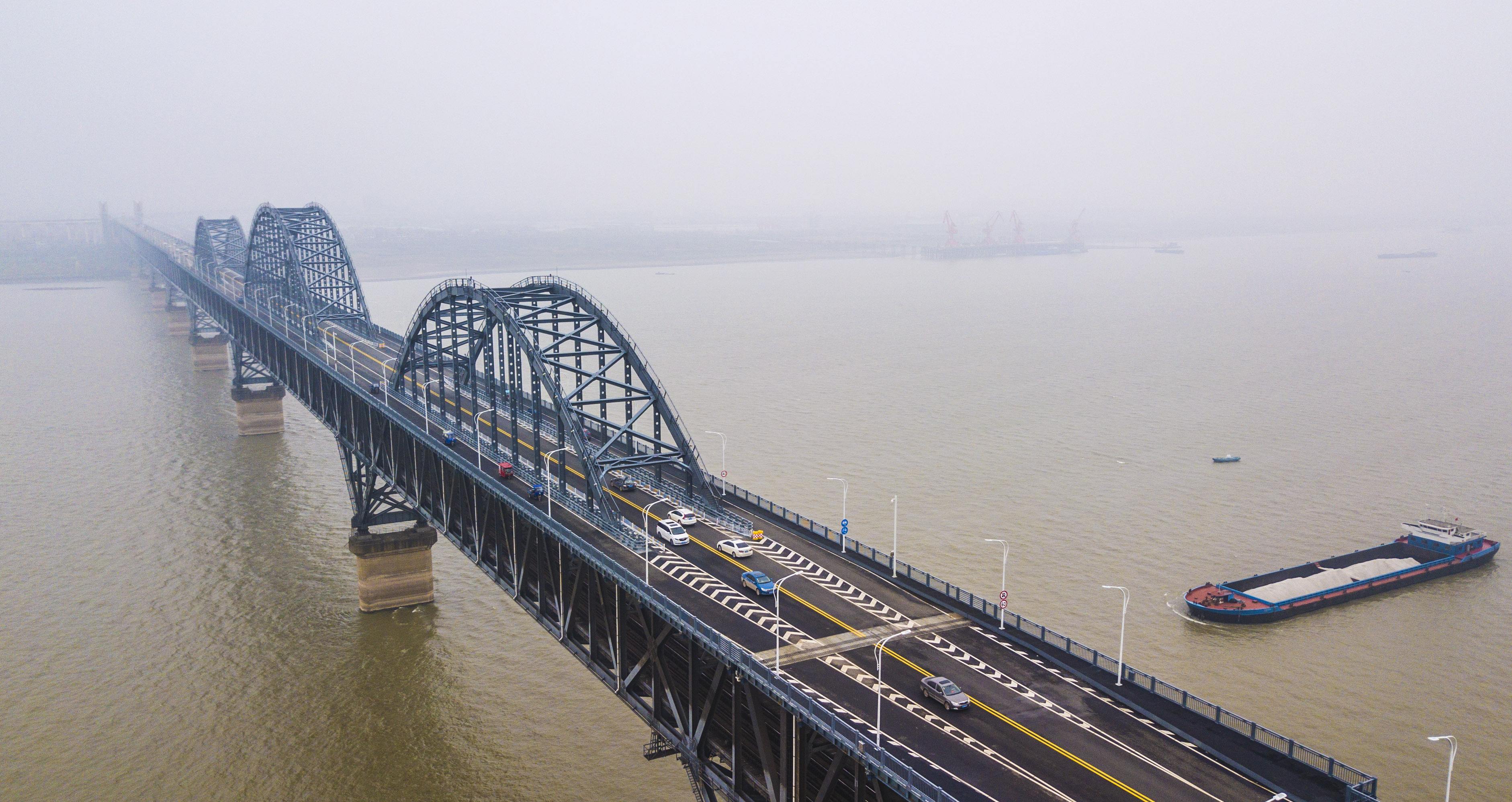 武汉是湖北的省会,全国新一线城市,地处长江黄金水道与京广铁路大动脉