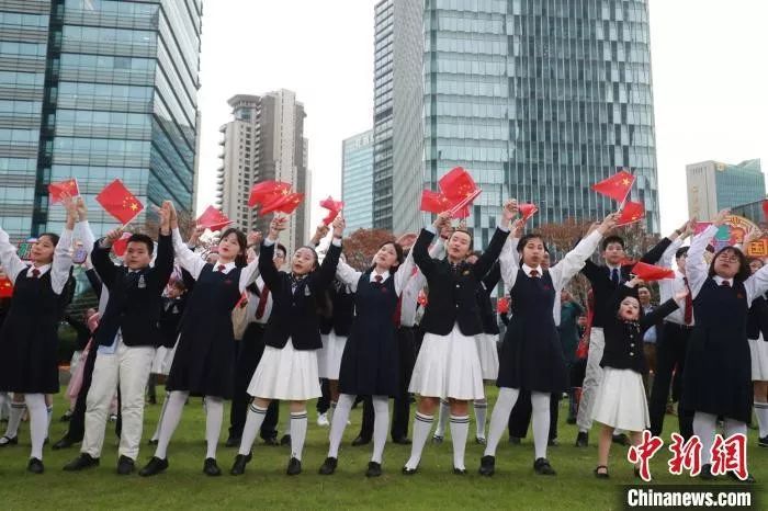 濠江中学师生和中福会所属上海宋庆龄学校师生共同拍摄庆祝澳门回归20