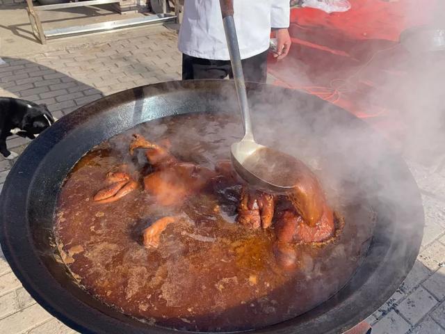 就是这个味地道九城宫杀猪菜美食节开始了