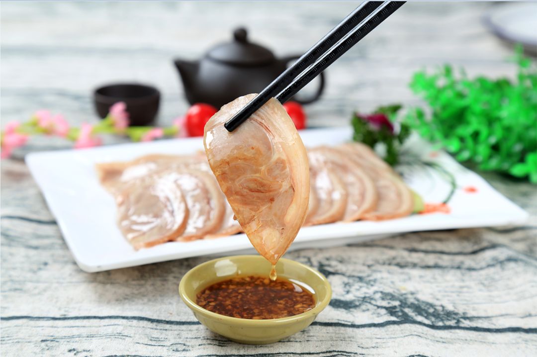 74水晶鸡依靠蒸气将鸡蒸熟,将鸡汁精华保留,吃的时候皮滑肉嫩,骨