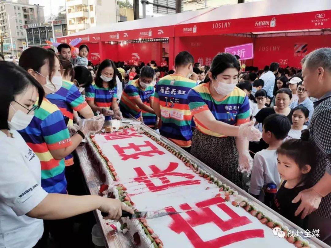 以及五花八门促销手段,商场今年还引进创意机器人舞动全场等系列活动