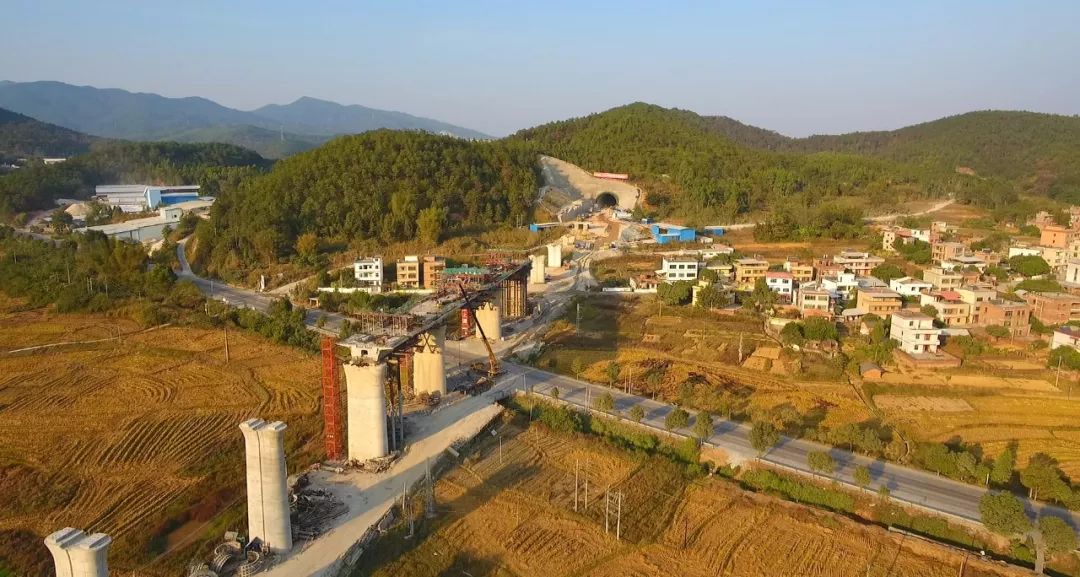捷报赣深高铁龙川段石瓦隧道顺利贯通