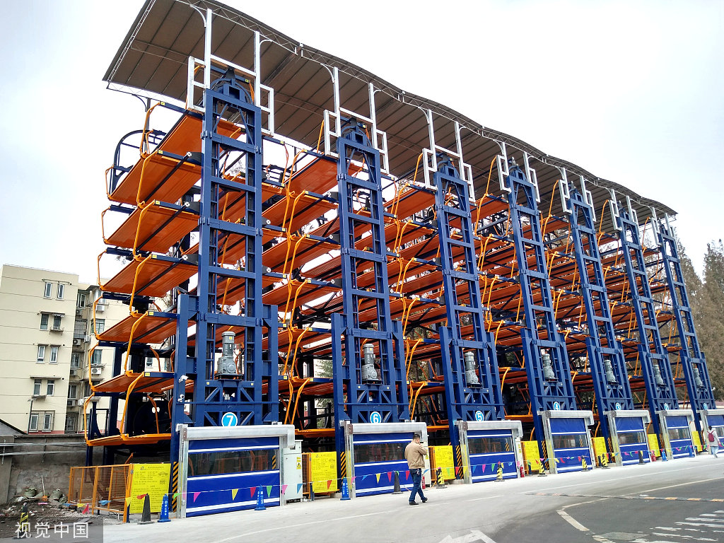 该智能停车位通过齿轮循环传送升降,利用空中空间,节省地面面积