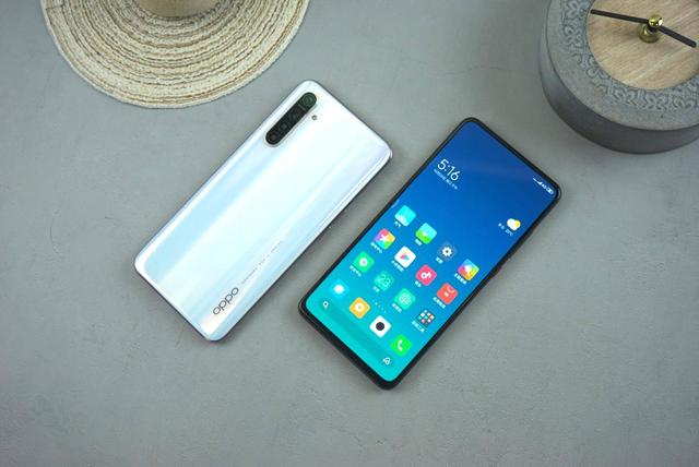 常規主流的三攝組合;而oppo k5採用的是6400萬像素超清主攝,輔以800萬