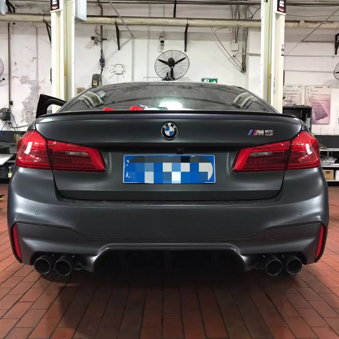 这辆宝马m5贴了530li尾标后超ta车的人越来越多了