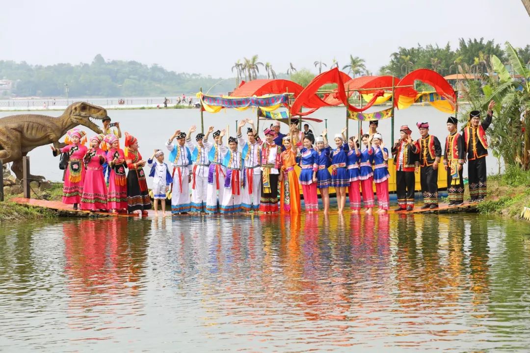 每逢三里圩期,都有覃塘三里,五里镇和横县云表镇的100多名爱好山歌的