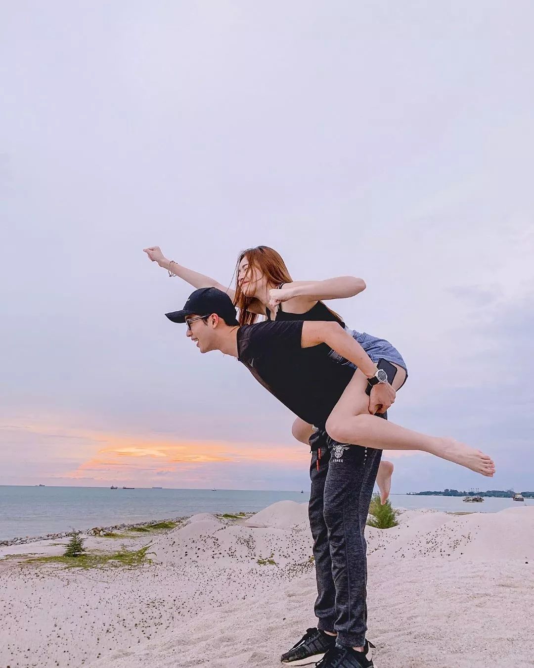 1 搂着,抱着,背着相信情侣在一起时拍照已变成了很平常的事,相爱的