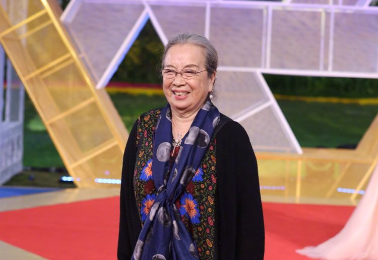 83岁"容嬷嬷"现身红毯,老戏骨却靠表情包翻红,曾被扔鸡蛋?_李启明