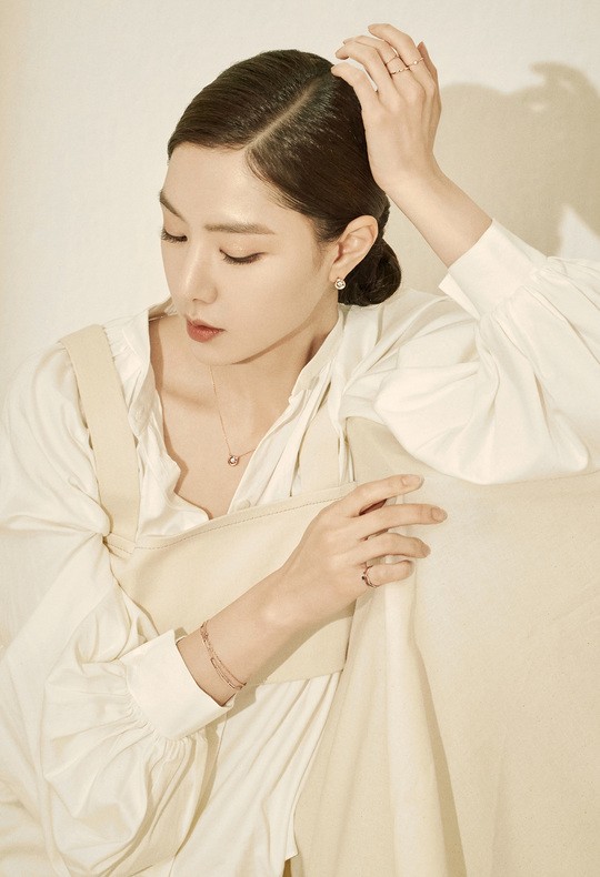 韩国女艺人徐智慧拍杂志写真展优雅迷人魅力