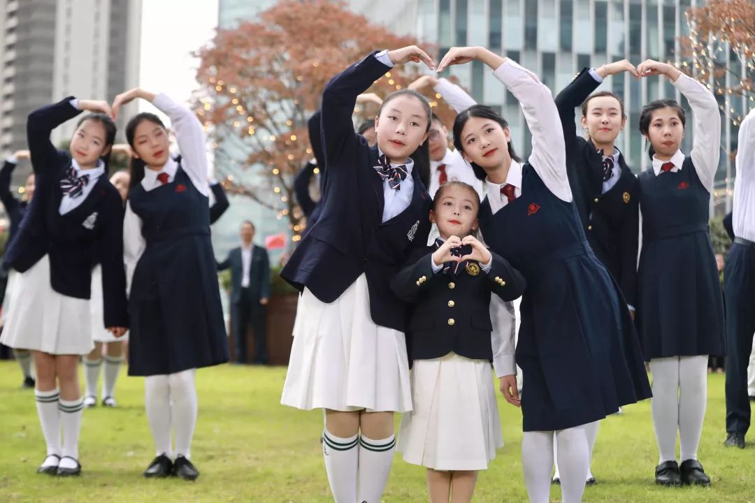 澳门濠江中学的师生来沪和中福会所属上海宋庆龄学校师生在黄浦江畔