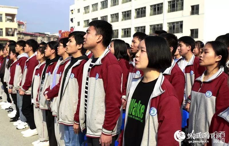 忻城县高中为1200学生举行成人礼仪式