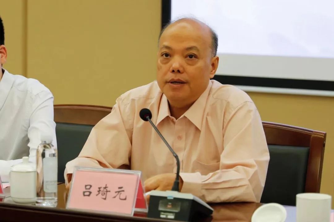 校党委副书记吕琦元出席开班仪式,他围绕党中央脱贫工作发展的问题