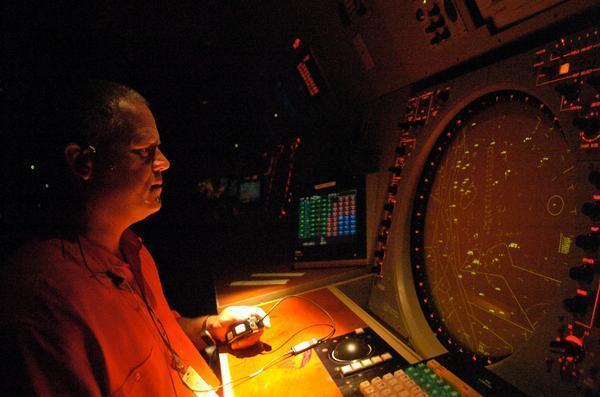 这是一个相对早期的雷达控制台,在上面有一个大型的荧光屏.