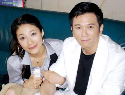 原创55岁温兆伦一家近照,小20岁老婆貌美如花,4岁女儿像极了爸爸