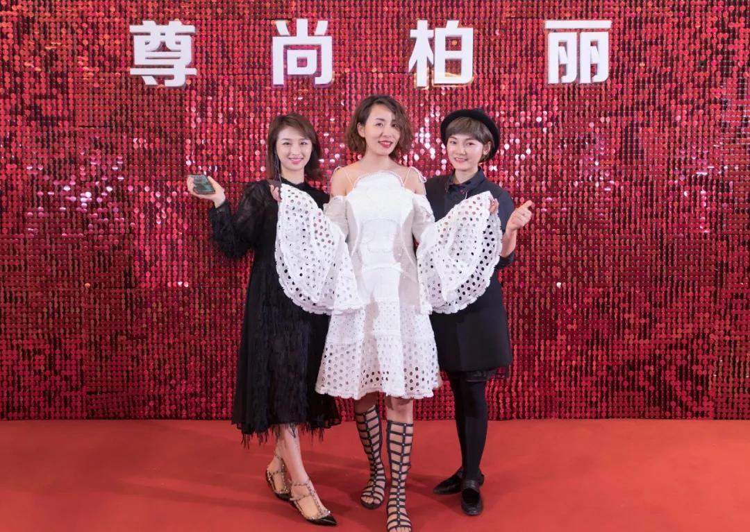 当晚,尊尚柏丽董事长肖莉女士,美容美发协会会长唐德高先生,以及枫丹