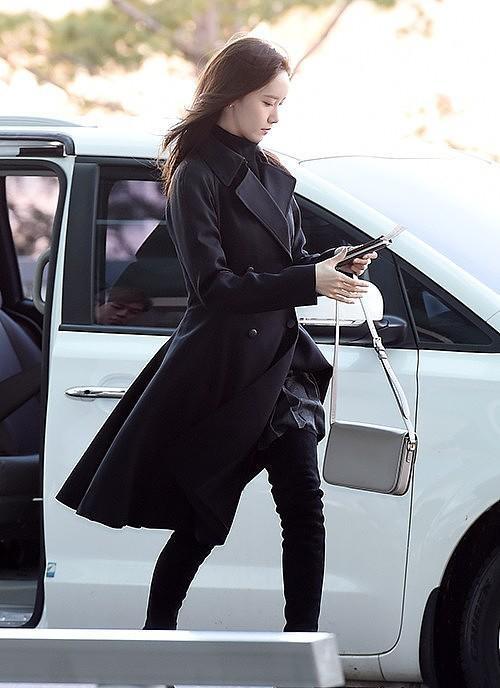 林允儿现身机场穿长风衣气场超强脚踩黑色长靴双腿又细又长