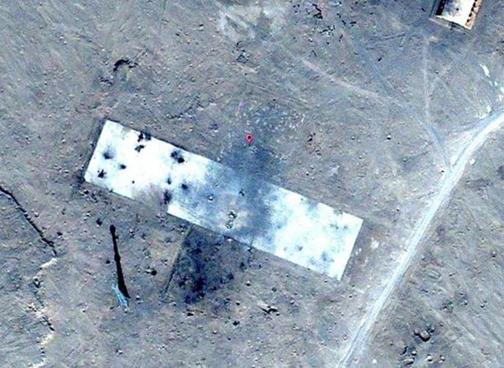 弹道导弹实弹打航母:现场照片显示,航母甲板出现16个弹坑