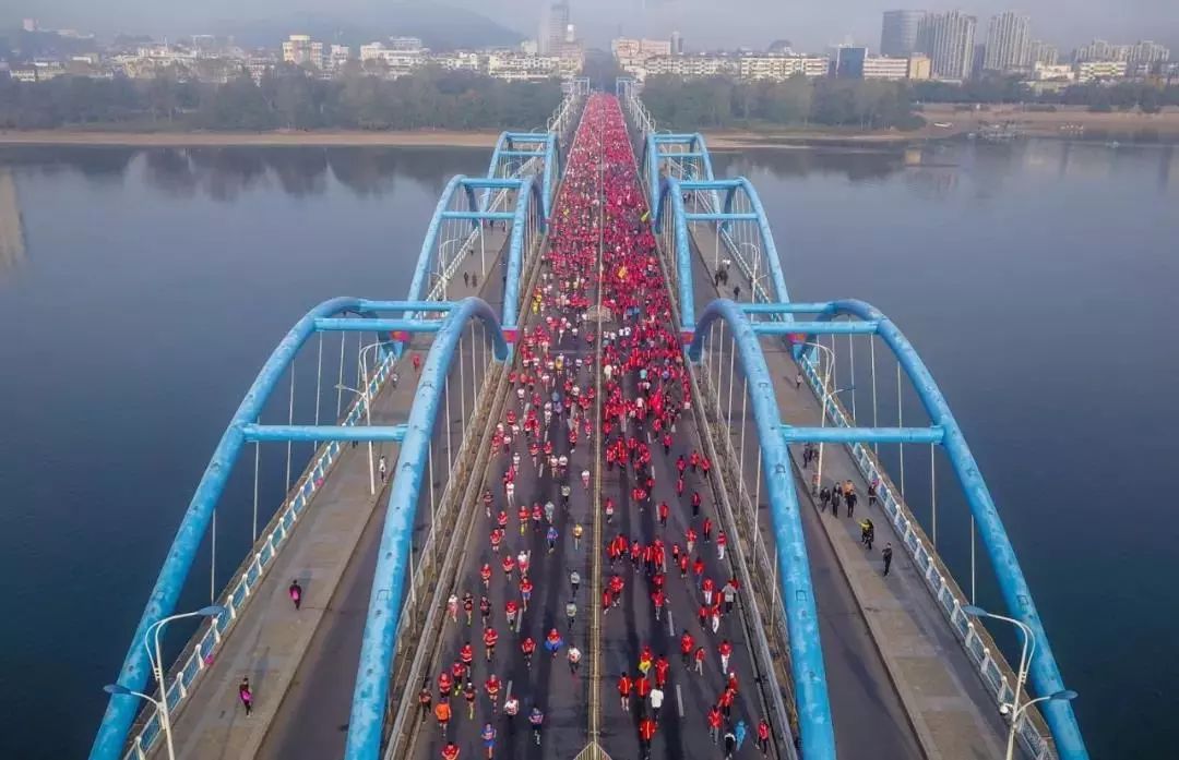 你只管速度奔跑我负责温暖守护桐一院圆满完成2019桐庐国际半程马拉松