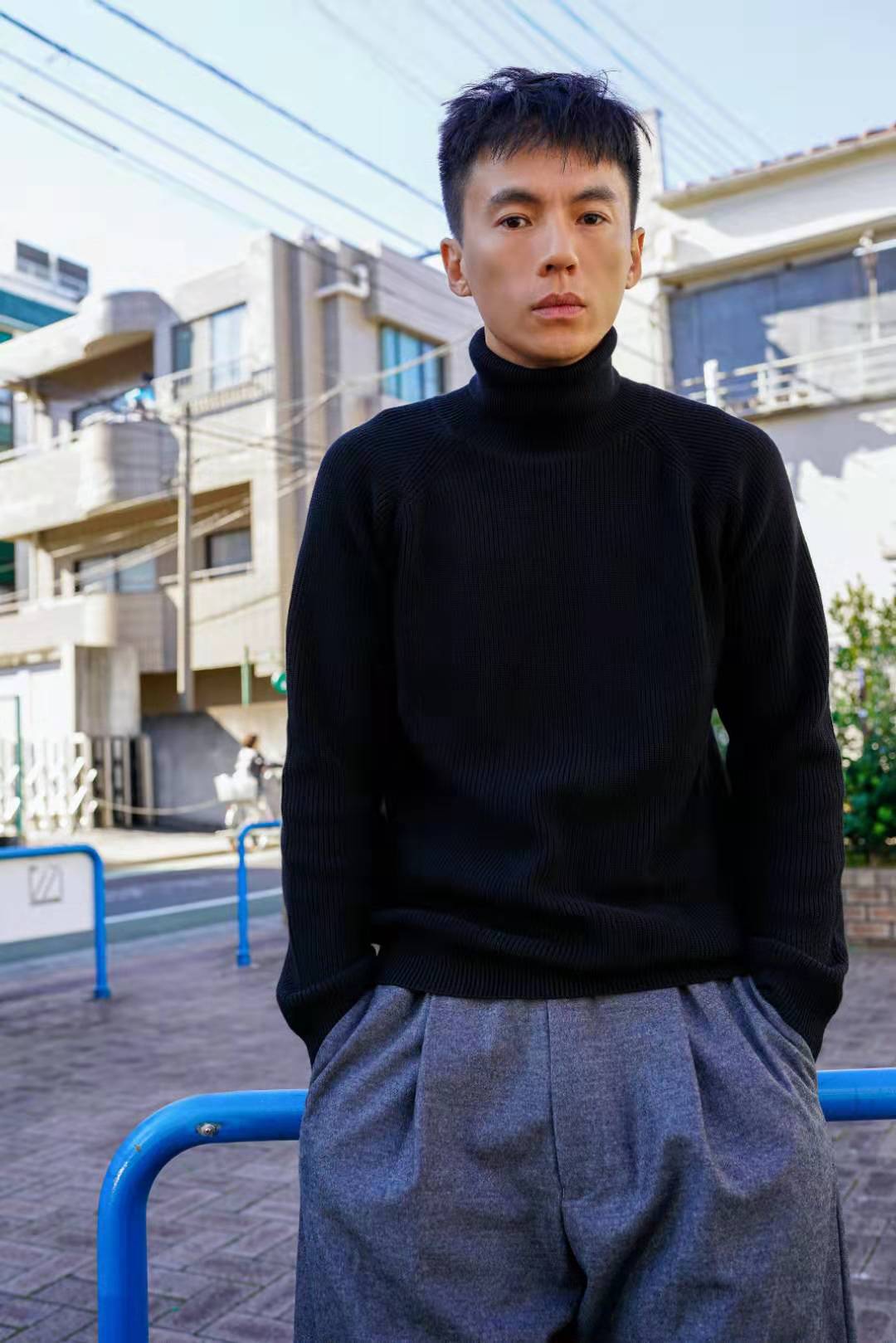 宋宁峰邂逅街头浪漫 简约随性绅士范儿十足