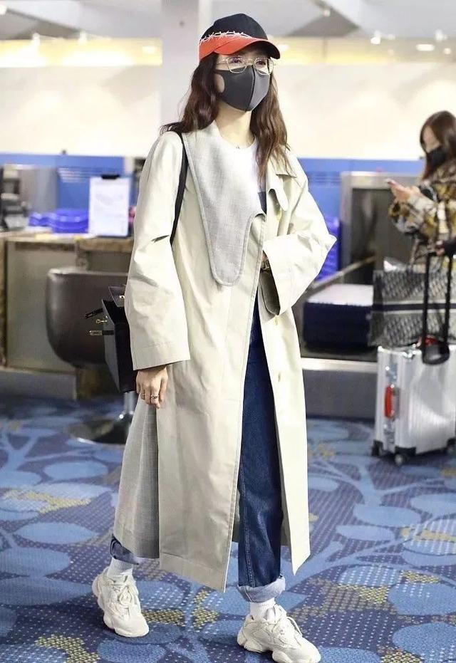 最近哪双yeezy火看看国内女明星们的上脚就知道了