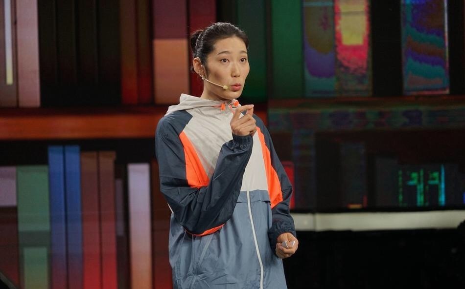 朱婷!排球女王帅气亮相《开讲啦》