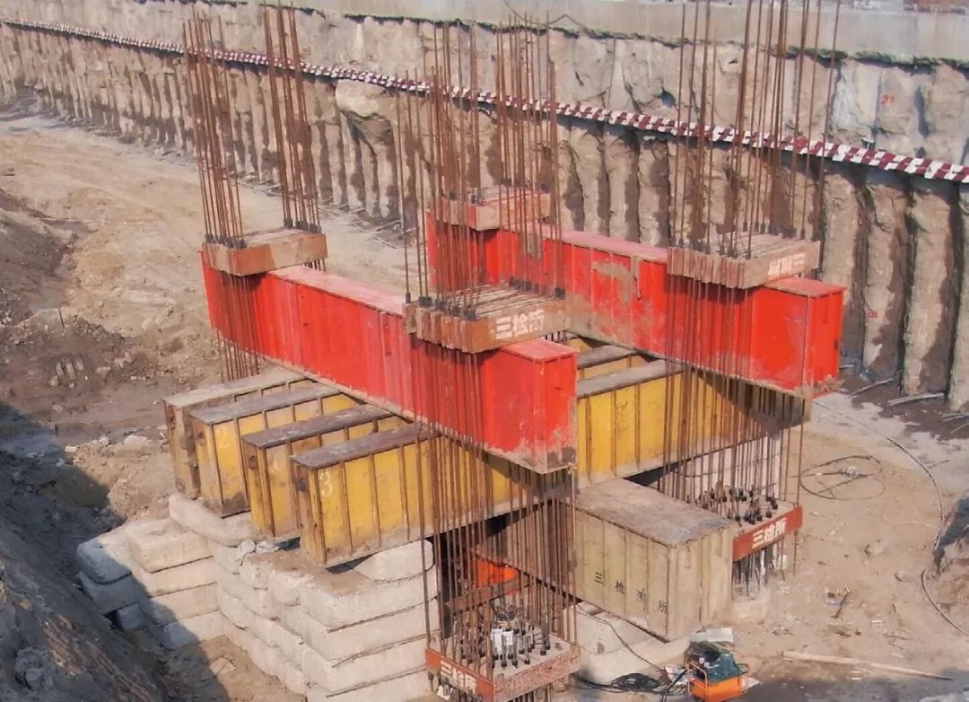 地基分天然土地基,岩石地基,处理地基及复合地基四类,其中天然土地基