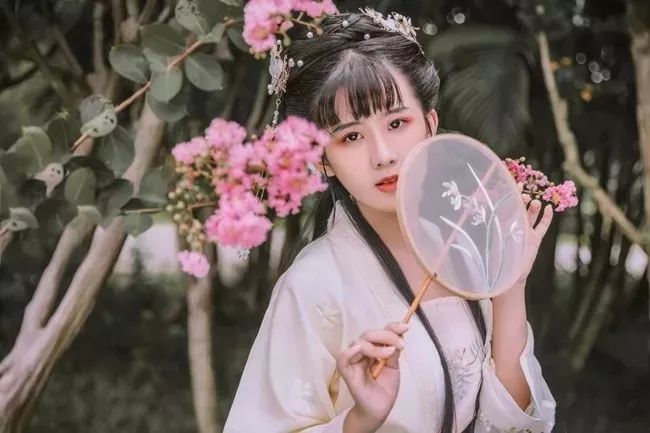 文:白小姐来源:白兰花michelia(nvrendds)我想要的未来,是看得到安全