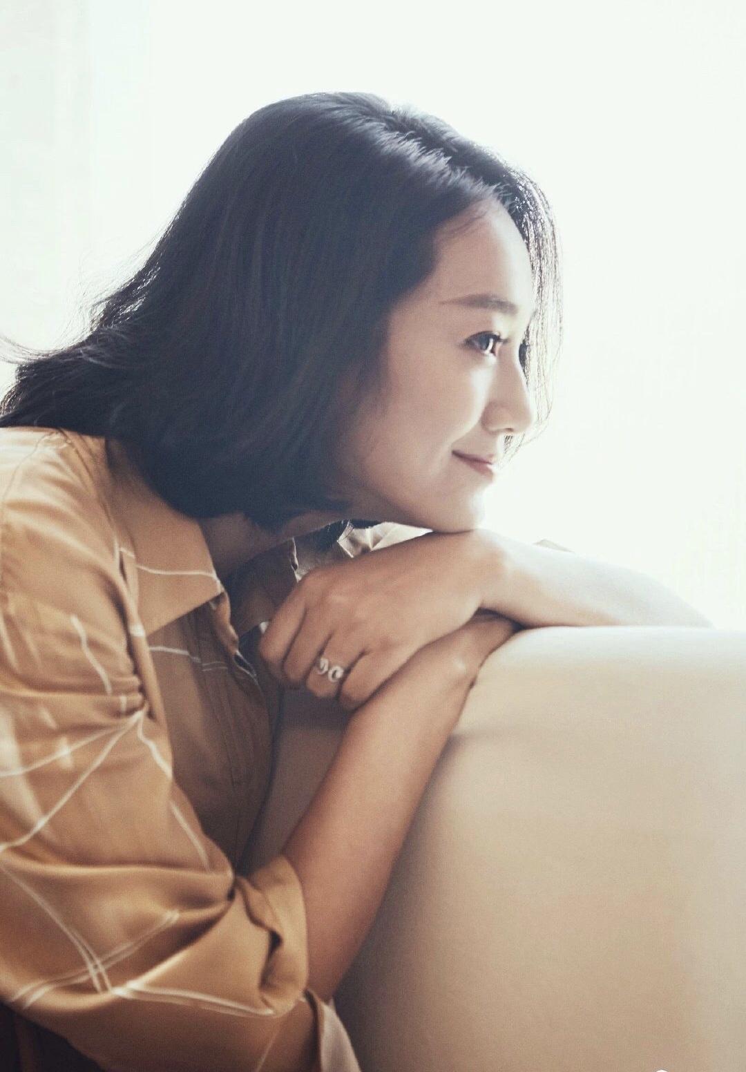 原创朱丹气质感真好!短发造型配浅棕色衬衫连衣裙知性优雅,减龄洋气