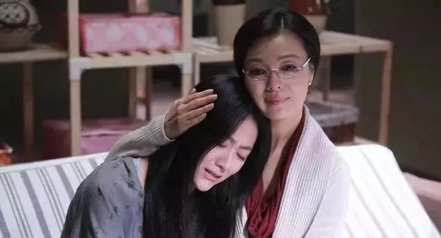 年,与奚美娟,刘蓓共同主演表现反腐倡廉重大现实题材的《红色康乃馨》