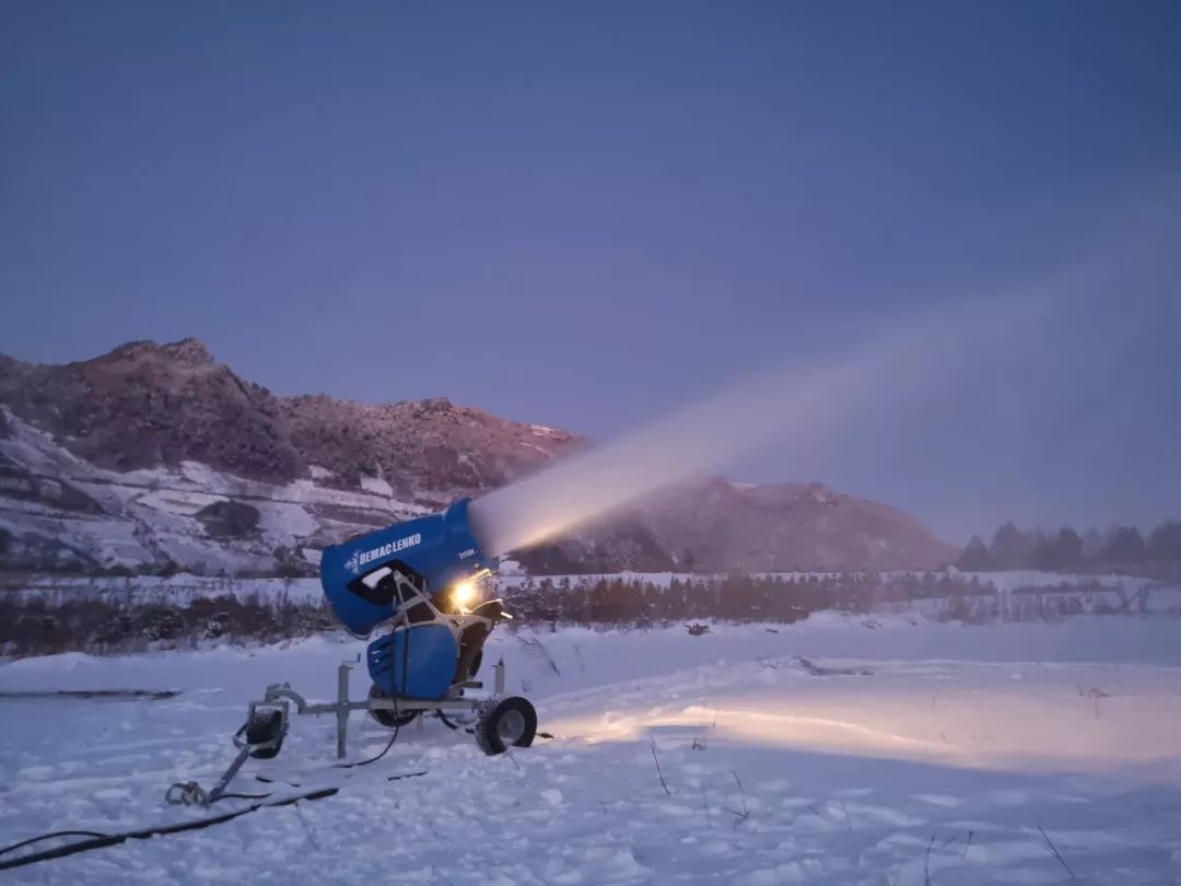 龙头山滑雪场雪炮齐响蓄势待发首滑进入倒计时