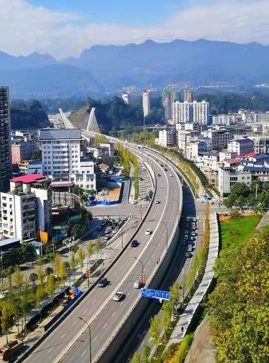金山大道(硒都茶城——武陵都宾馆)路段目前,该路段沿街的空调外机