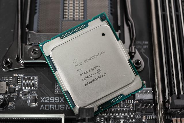 原创inteli910980xe处理器首发评测售价良心的18核性能旗舰