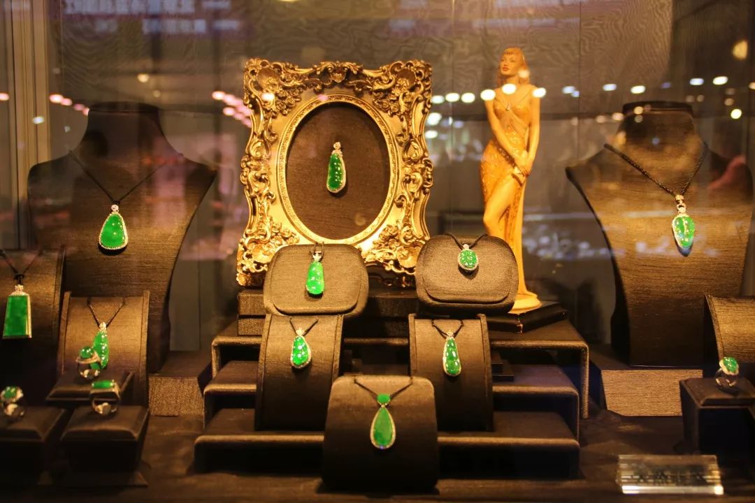 邀请国内外众多展商前来参展,携带近千种特色精美高端珠宝,包括各种